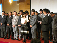 大会ホストプロとしての挨拶をする石川遼プロとプロアマ参加のプロの面々