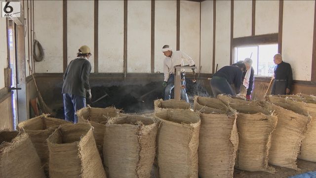 細かく刻み１００日ほど発酵 藍染めの染料「すくも」 出荷作業始まる 徳島・上板町